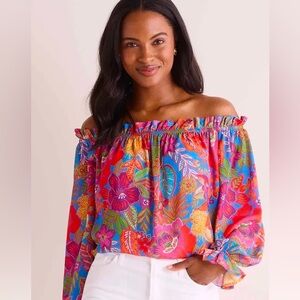 The perfect print! I am obsessed with the details on this Top. NWT